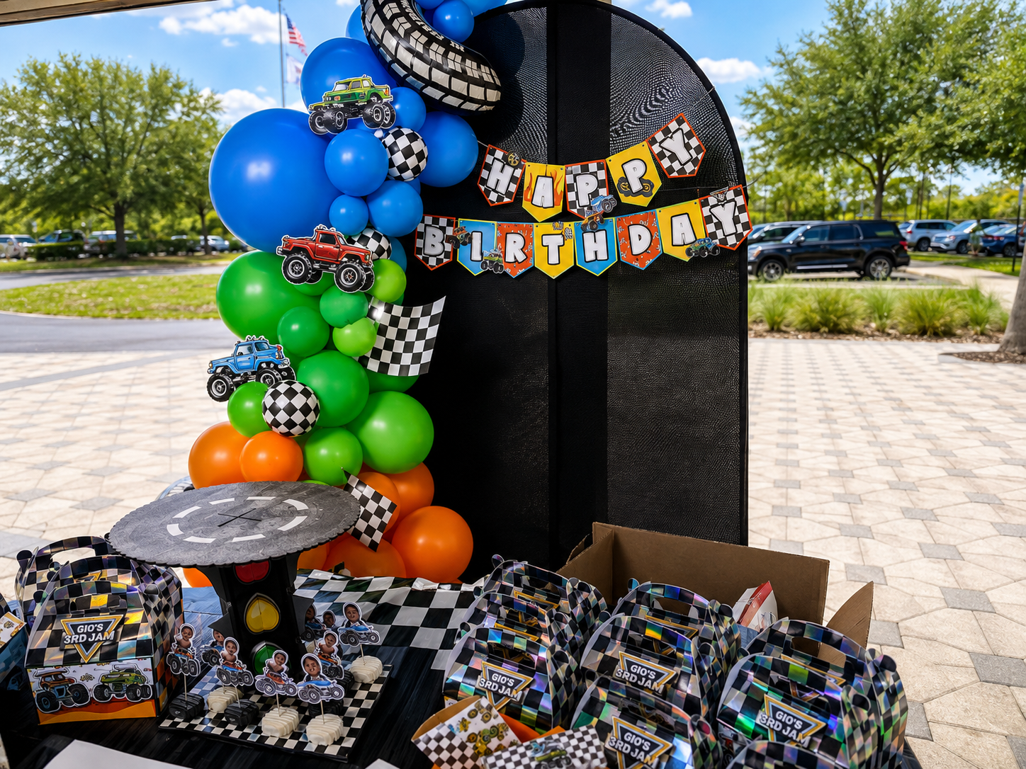 Cajitas personalizadas en una mesa de cumpleaños temática de monster trucks