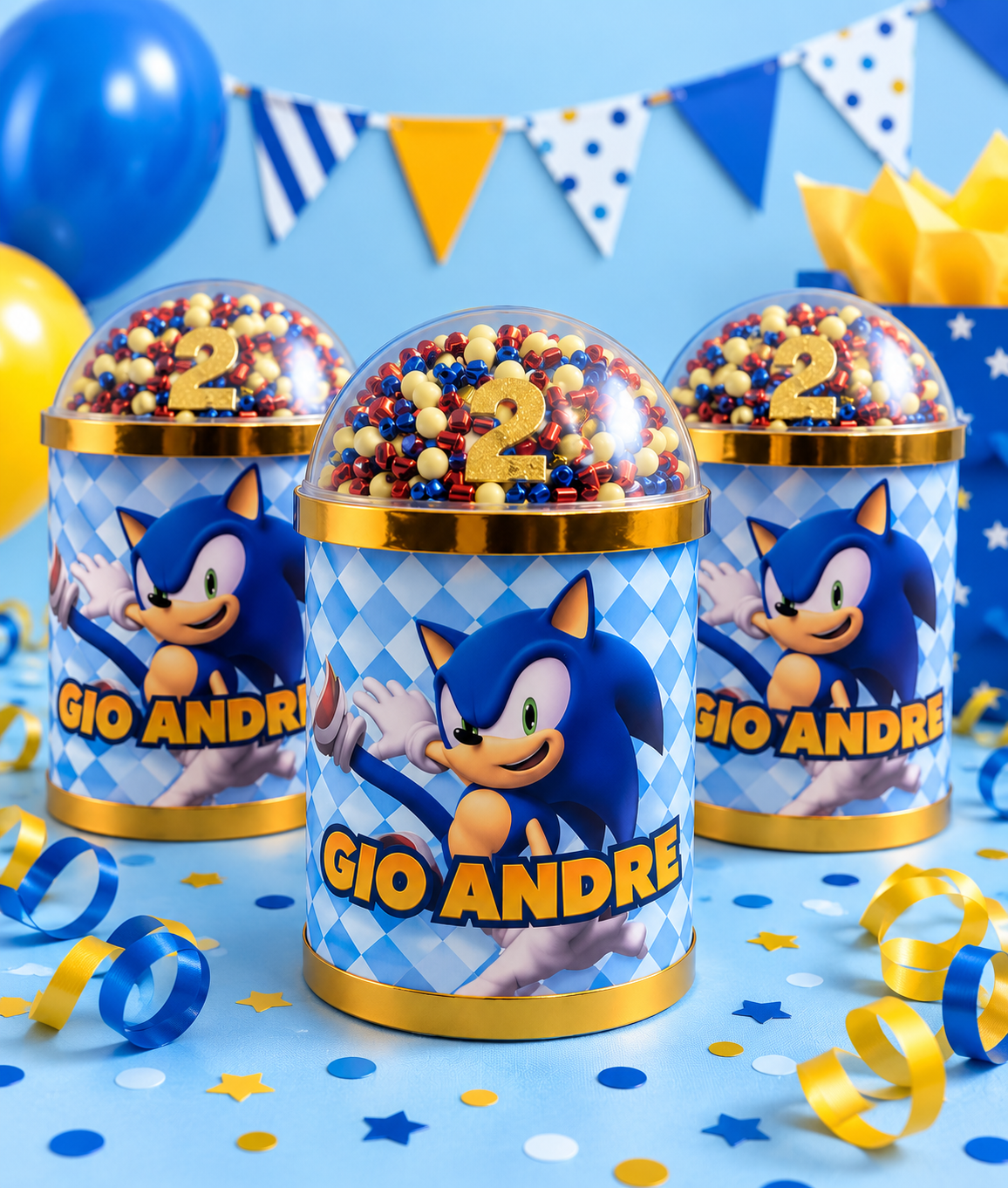 Tres envases de party favors personalizados de Sonic con el nombre Gio Andre